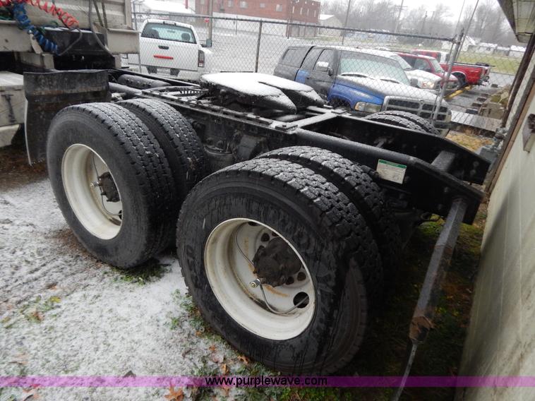 image for item H3915 2006 Freightliner Columbia CL1205T semi truck