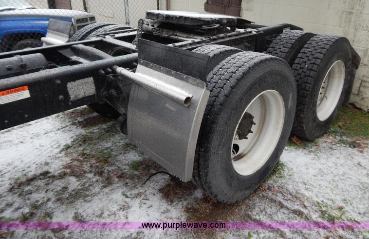 image for item H3915 2006 Freightliner Columbia CL1205T semi truck