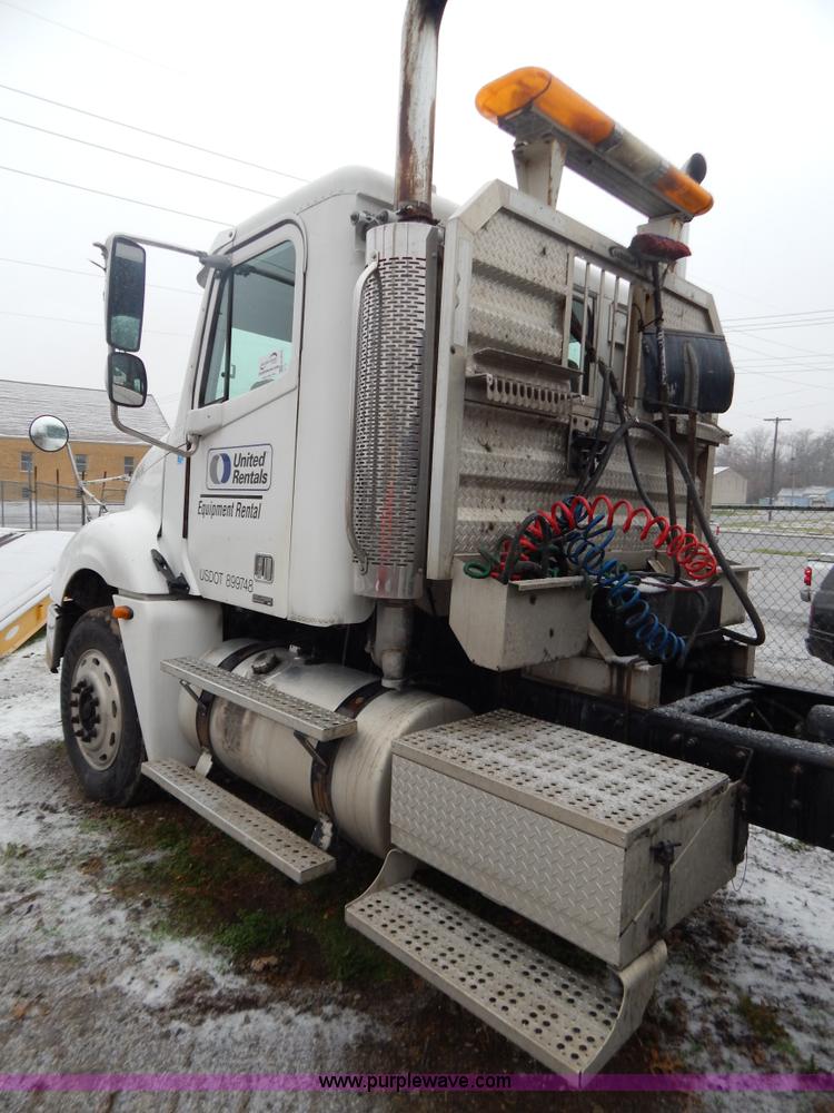 image for item H3915 2006 Freightliner Columbia CL1205T semi truck