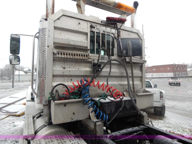 image for item H3915 2006 Freightliner Columbia CL1205T semi truck