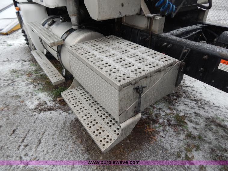 image for item H3915 2006 Freightliner Columbia CL1205T semi truck