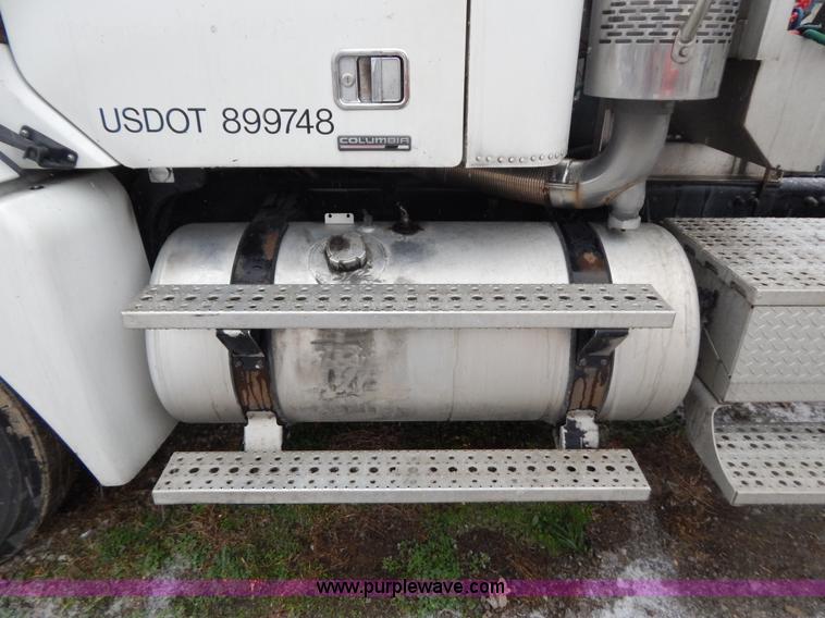 image for item H3915 2006 Freightliner Columbia CL1205T semi truck