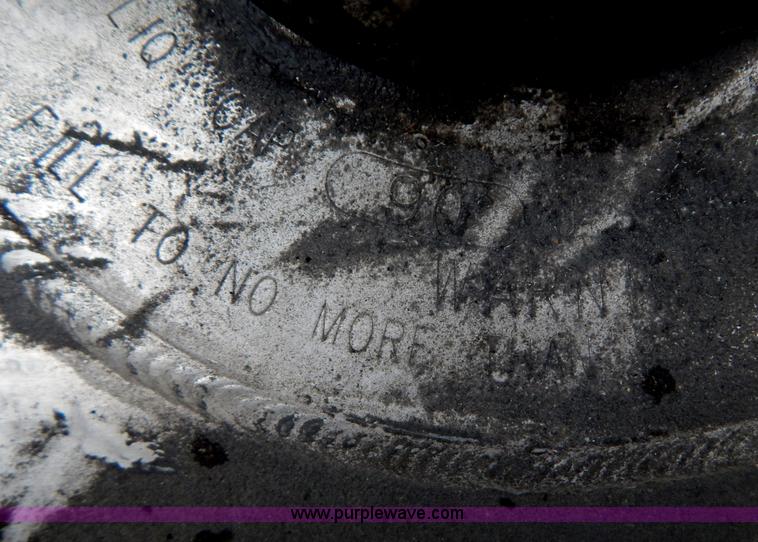 image for item H3915 2006 Freightliner Columbia CL1205T semi truck