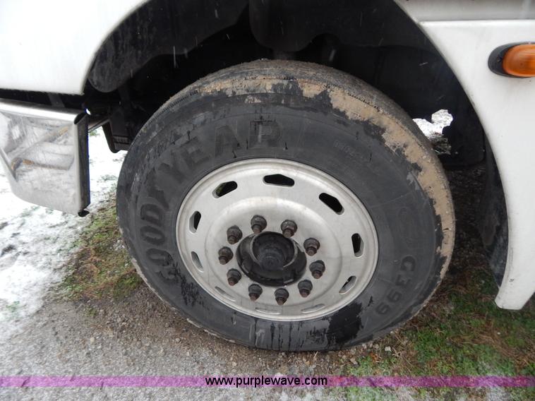 image for item H3915 2006 Freightliner Columbia CL1205T semi truck