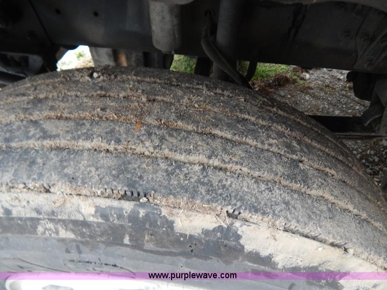 image for item H3915 2006 Freightliner Columbia CL1205T semi truck