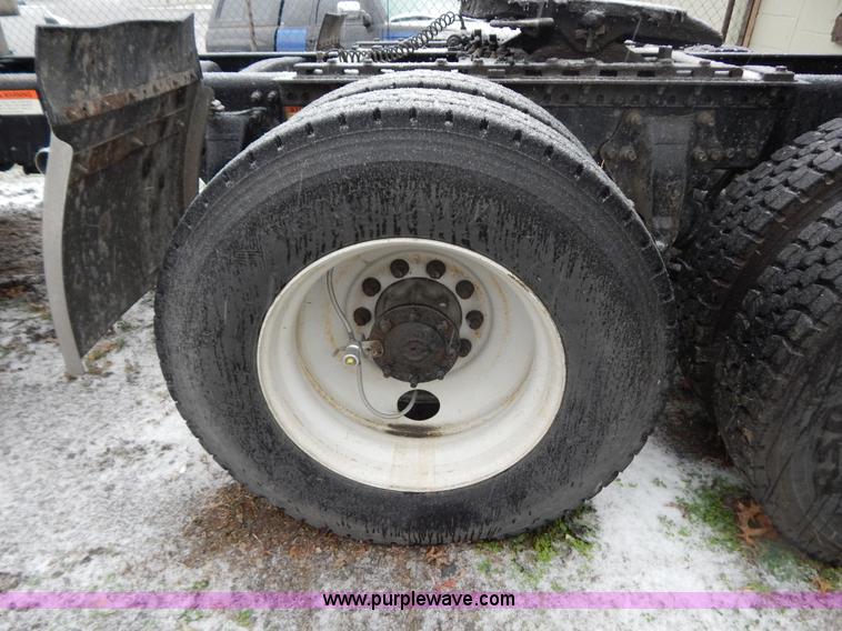 image for item H3915 2006 Freightliner Columbia CL1205T semi truck