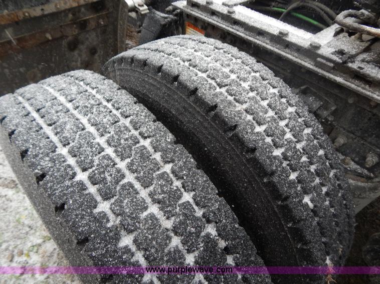 image for item H3915 2006 Freightliner Columbia CL1205T semi truck