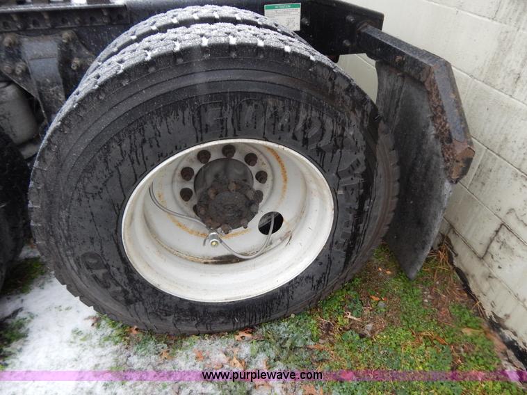 image for item H3915 2006 Freightliner Columbia CL1205T semi truck