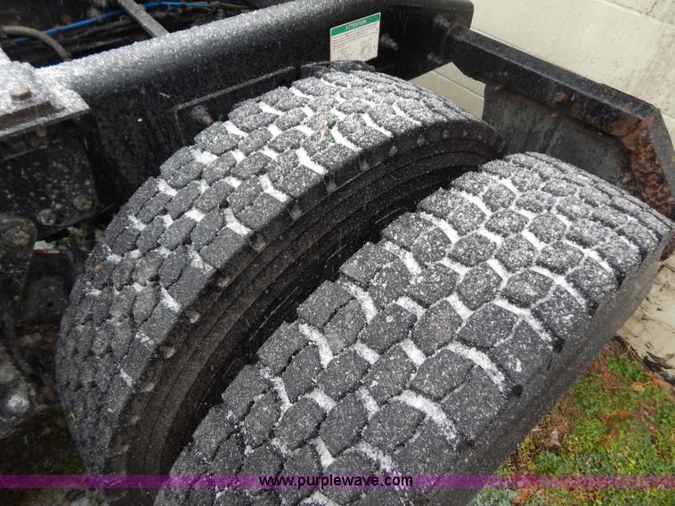 image for item H3915 2006 Freightliner Columbia CL1205T semi truck