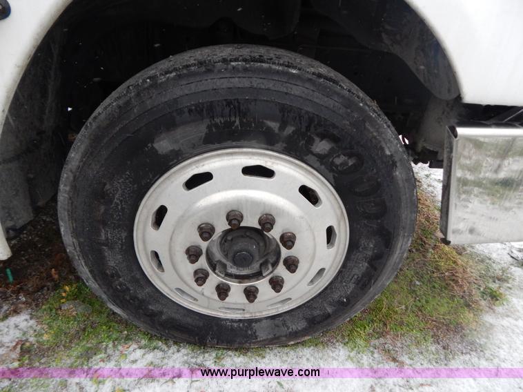 image for item H3915 2006 Freightliner Columbia CL1205T semi truck