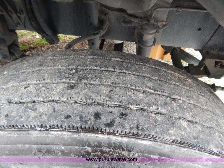 image for item H3915 2006 Freightliner Columbia CL1205T semi truck