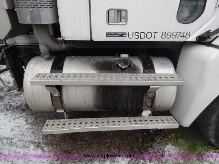 image for item H3915 2006 Freightliner Columbia CL1205T semi truck