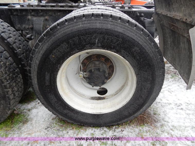 image for item H3915 2006 Freightliner Columbia CL1205T semi truck