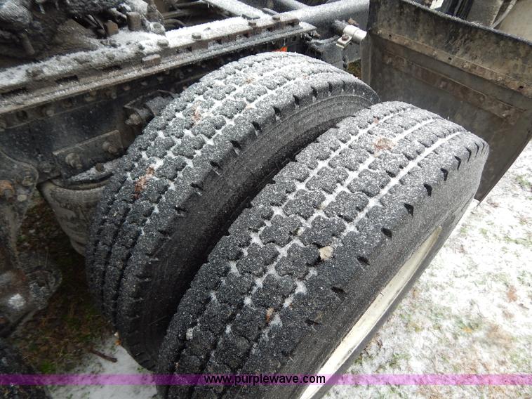 image for item H3915 2006 Freightliner Columbia CL1205T semi truck