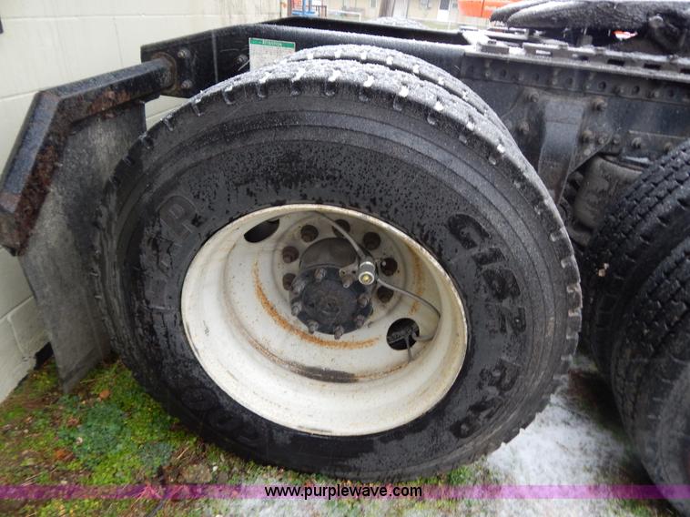 image for item H3915 2006 Freightliner Columbia CL1205T semi truck