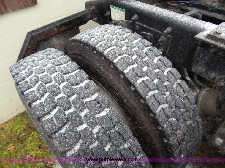 image for item H3915 2006 Freightliner Columbia CL1205T semi truck