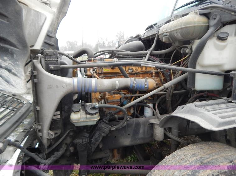 image for item H3915 2006 Freightliner Columbia CL1205T semi truck