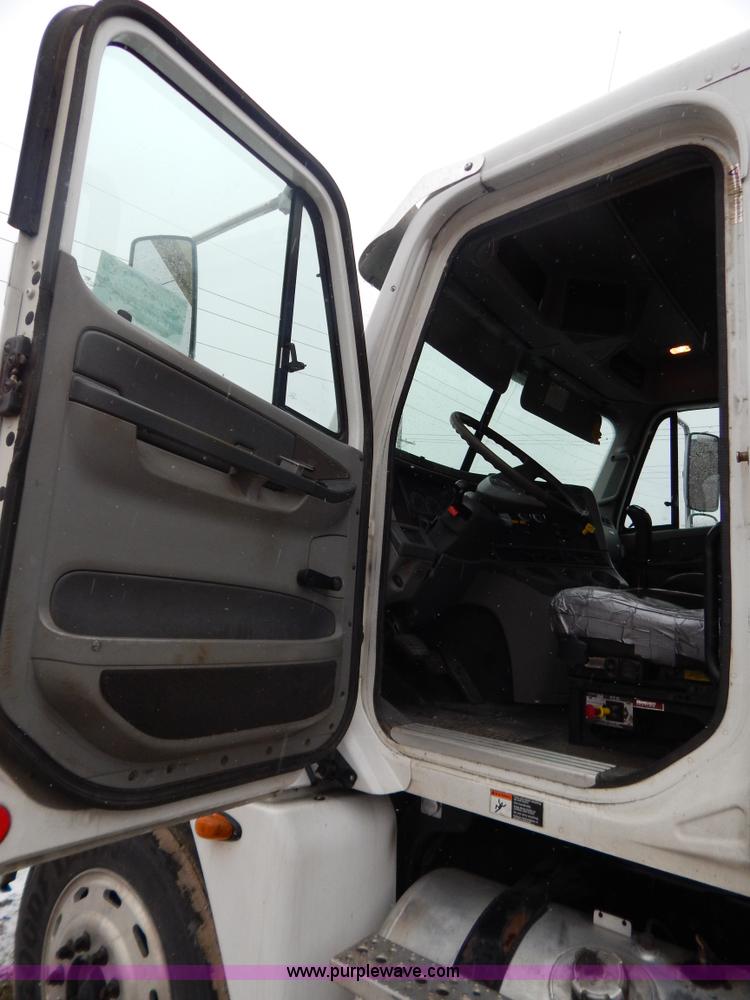 image for item H3915 2006 Freightliner Columbia CL1205T semi truck