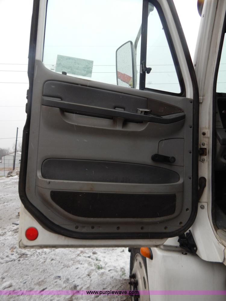 image for item H3915 2006 Freightliner Columbia CL1205T semi truck