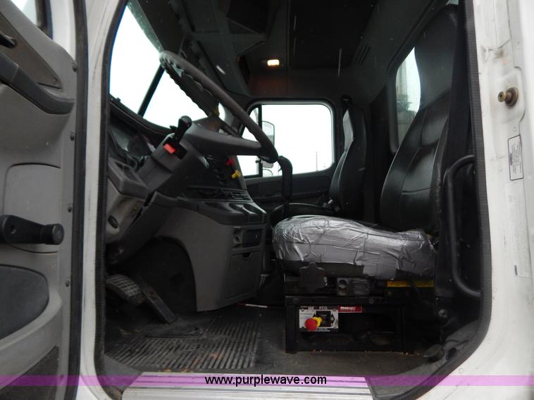 image for item H3915 2006 Freightliner Columbia CL1205T semi truck