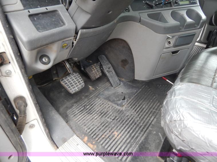 image for item H3915 2006 Freightliner Columbia CL1205T semi truck