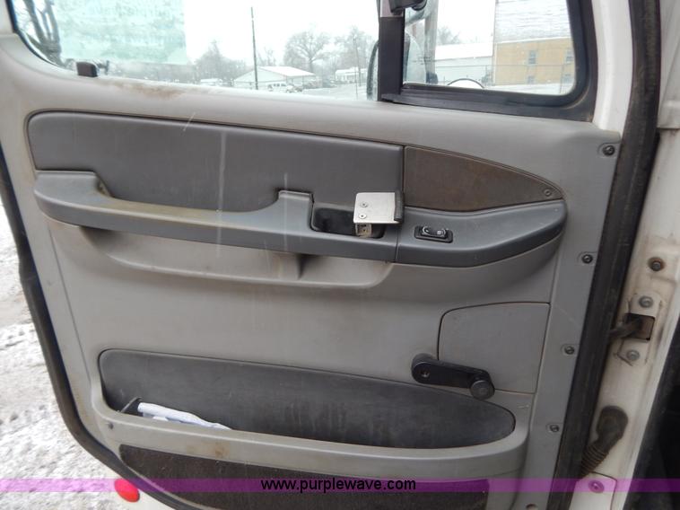 image for item H3915 2006 Freightliner Columbia CL1205T semi truck