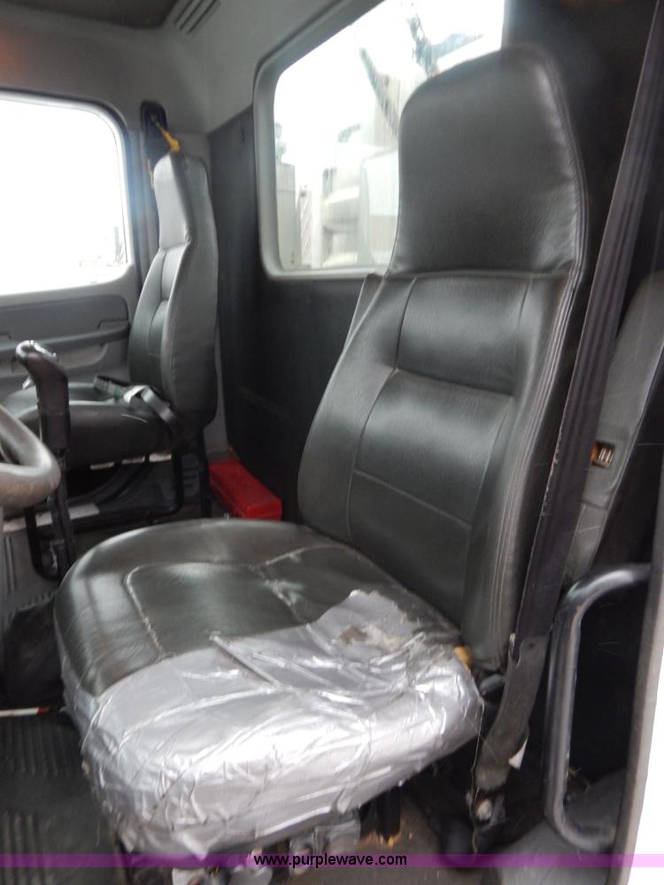 image for item H3915 2006 Freightliner Columbia CL1205T semi truck