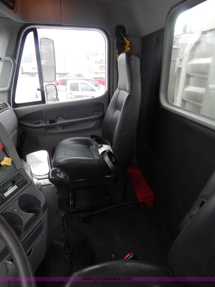 image for item H3915 2006 Freightliner Columbia CL1205T semi truck