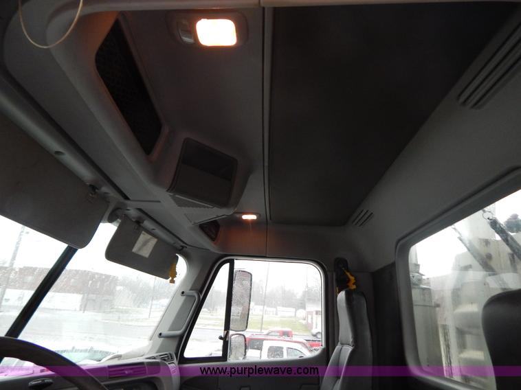 image for item H3915 2006 Freightliner Columbia CL1205T semi truck