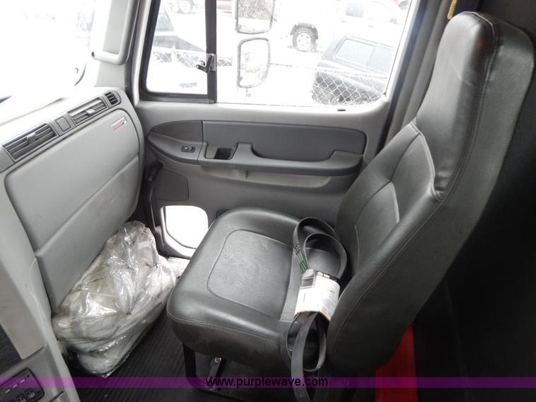 image for item H3915 2006 Freightliner Columbia CL1205T semi truck