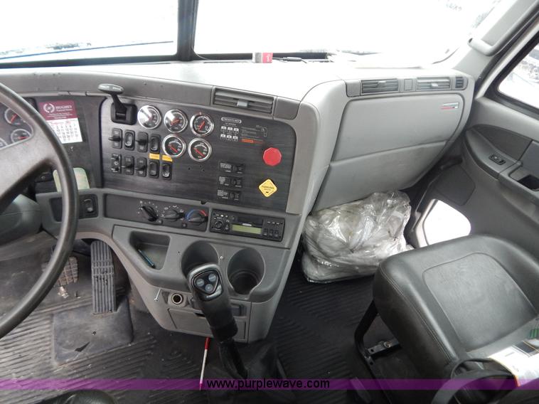 image for item H3915 2006 Freightliner Columbia CL1205T semi truck