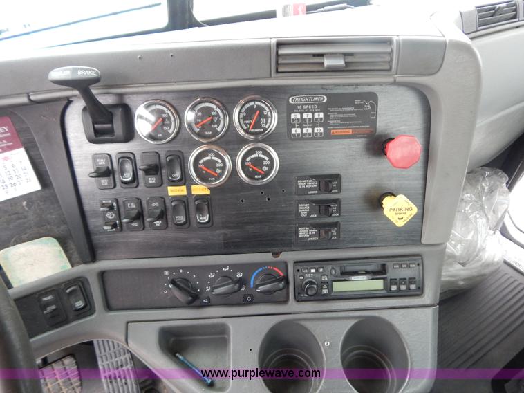 image for item H3915 2006 Freightliner Columbia CL1205T semi truck