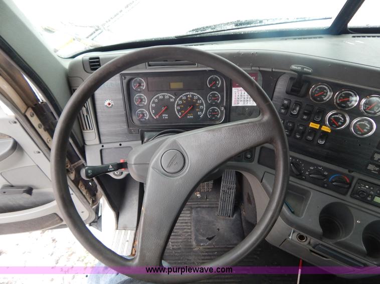 image for item H3915 2006 Freightliner Columbia CL1205T semi truck