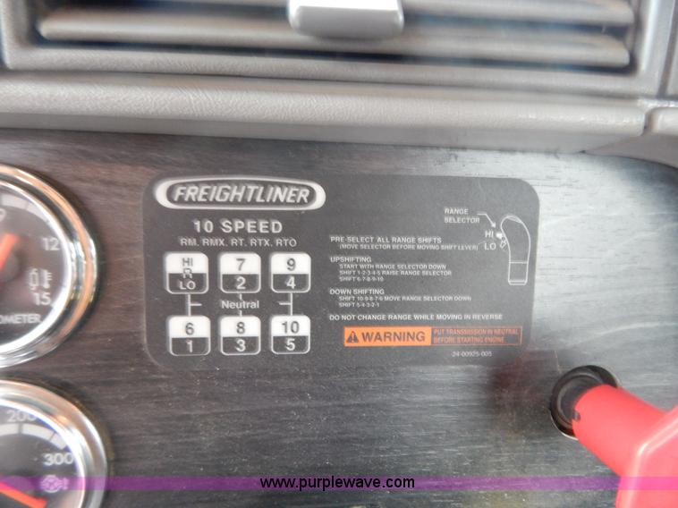 image for item H3915 2006 Freightliner Columbia CL1205T semi truck