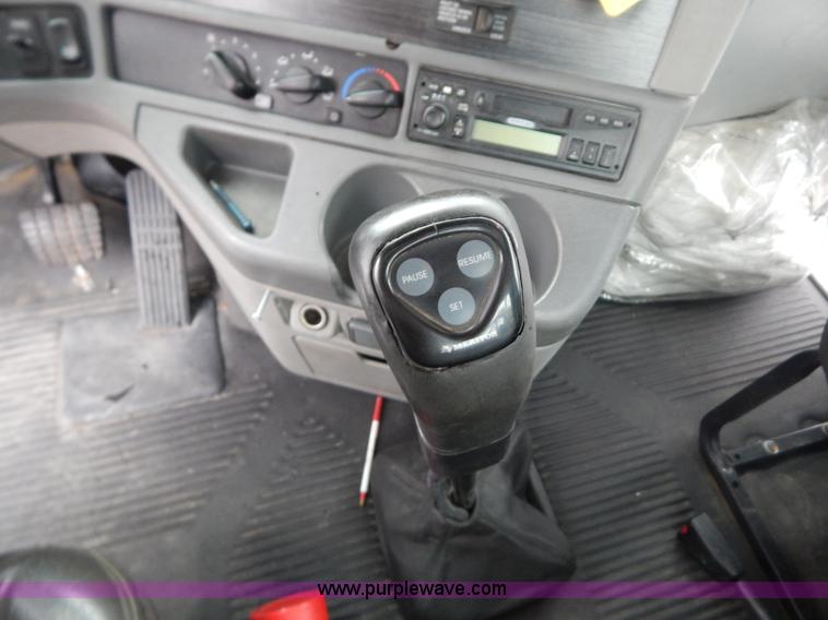 image for item H3915 2006 Freightliner Columbia CL1205T semi truck