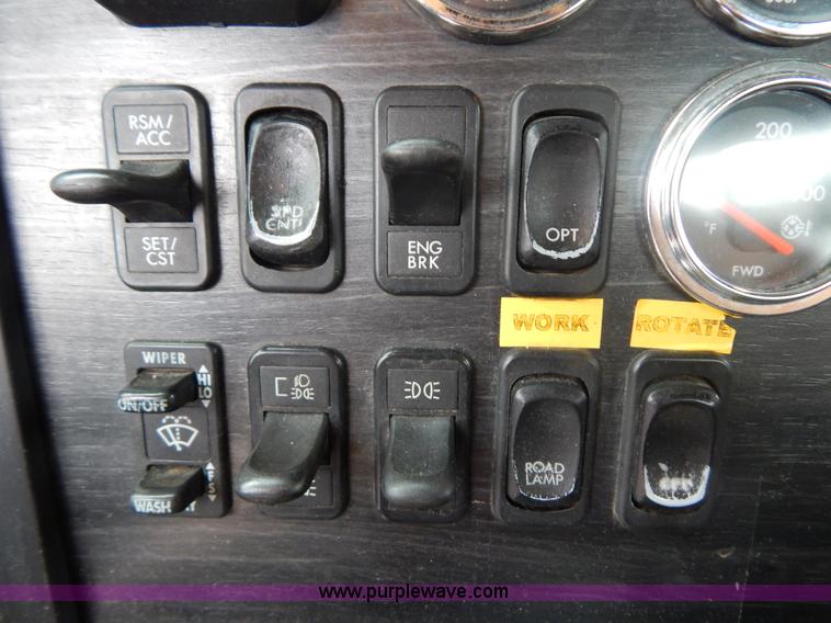 image for item H3915 2006 Freightliner Columbia CL1205T semi truck