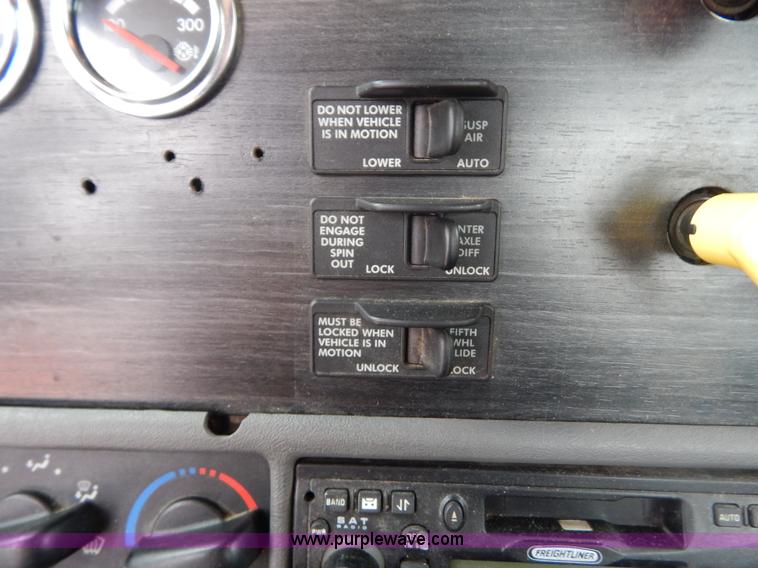 image for item H3915 2006 Freightliner Columbia CL1205T semi truck