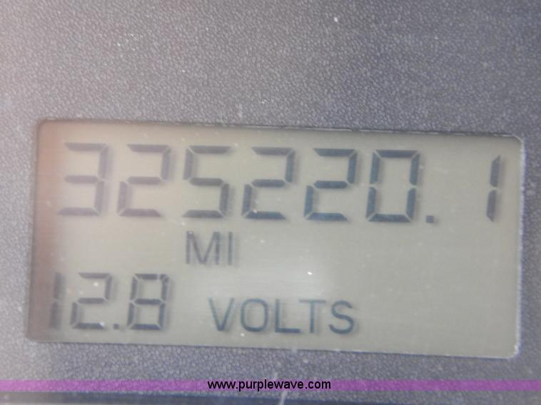 image for item H3915 2006 Freightliner Columbia CL1205T semi truck