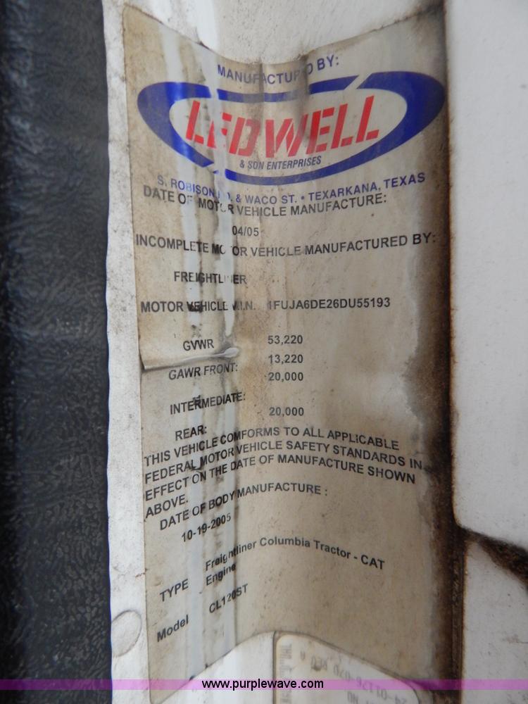 image for item H3915 2006 Freightliner Columbia CL1205T semi truck