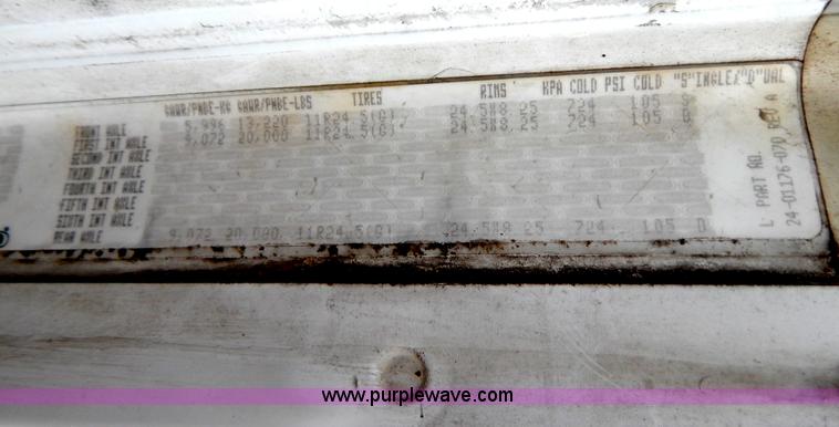 image for item H3915 2006 Freightliner Columbia CL1205T semi truck