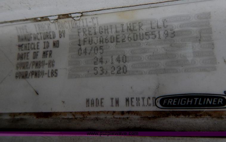 image for item H3915 2006 Freightliner Columbia CL1205T semi truck