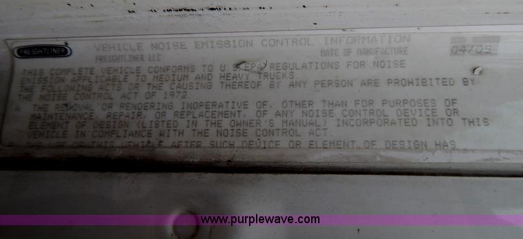 image for item H3915 2006 Freightliner Columbia CL1205T semi truck