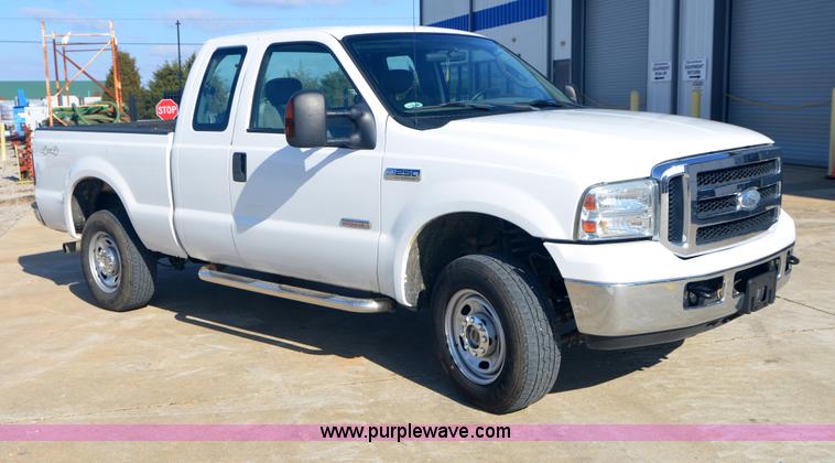 image for item H5000 2006 Ford F250 Super Duty XLT pickup truck
