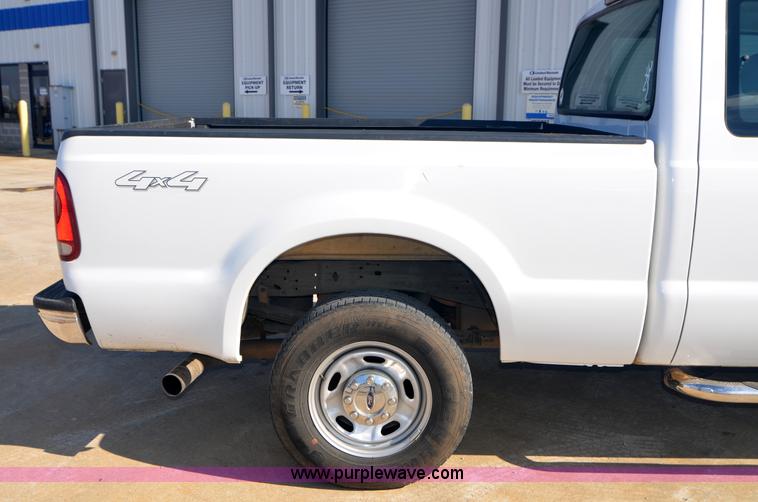 image for item H5000 2006 Ford F250 Super Duty XLT pickup truck