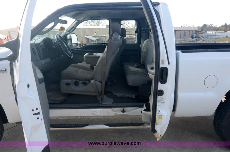 image for item H5000 2006 Ford F250 Super Duty XLT pickup truck