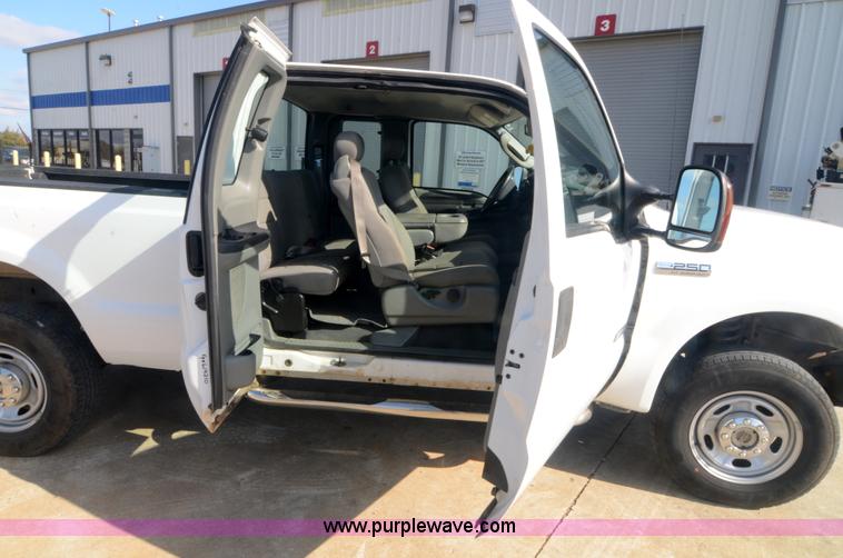 image for item H5000 2006 Ford F250 Super Duty XLT pickup truck