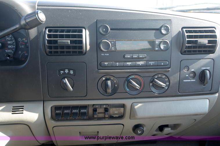 image for item H5000 2006 Ford F250 Super Duty XLT pickup truck