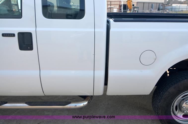 image for item H5000 2006 Ford F250 Super Duty XLT pickup truck