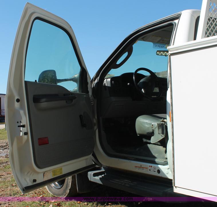 image for item H8390 2007 Ford F550 Super Duty XL service truck