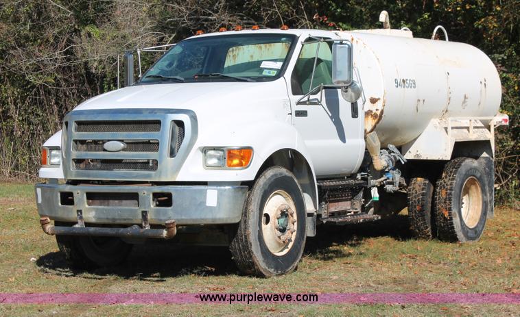 image for item H8391 2007 Ford F750 Super Duty XL water truck